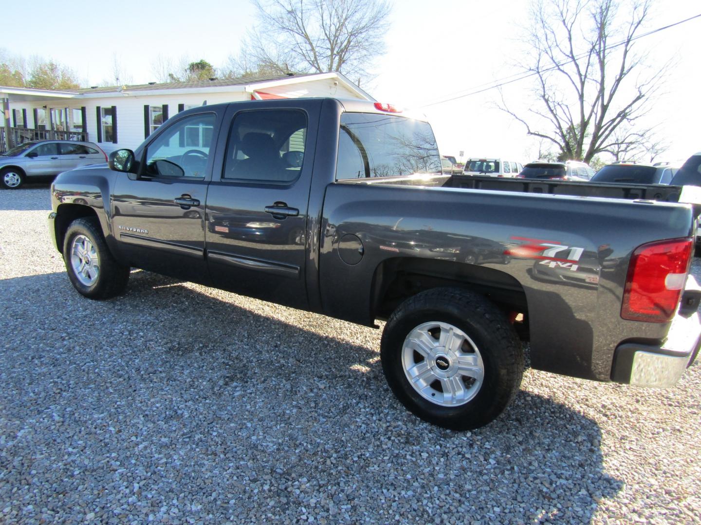 2011 Gray /Gray Chevrolet Silverado 1500 LT Crew Cab 4WD (3GCPKSE32BG) with an 5.3L V8 OHV 16V FFV engine, Automatic transmission, located at 15016 S Hwy 231, Midland City, AL, 36350, (334) 983-3001, 31.306210, -85.495277 - Photo#5